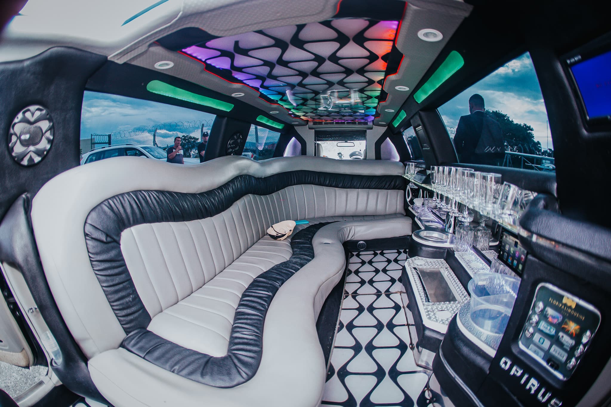Interior luxuoso da limousine IMG com iluminação LED e bar
